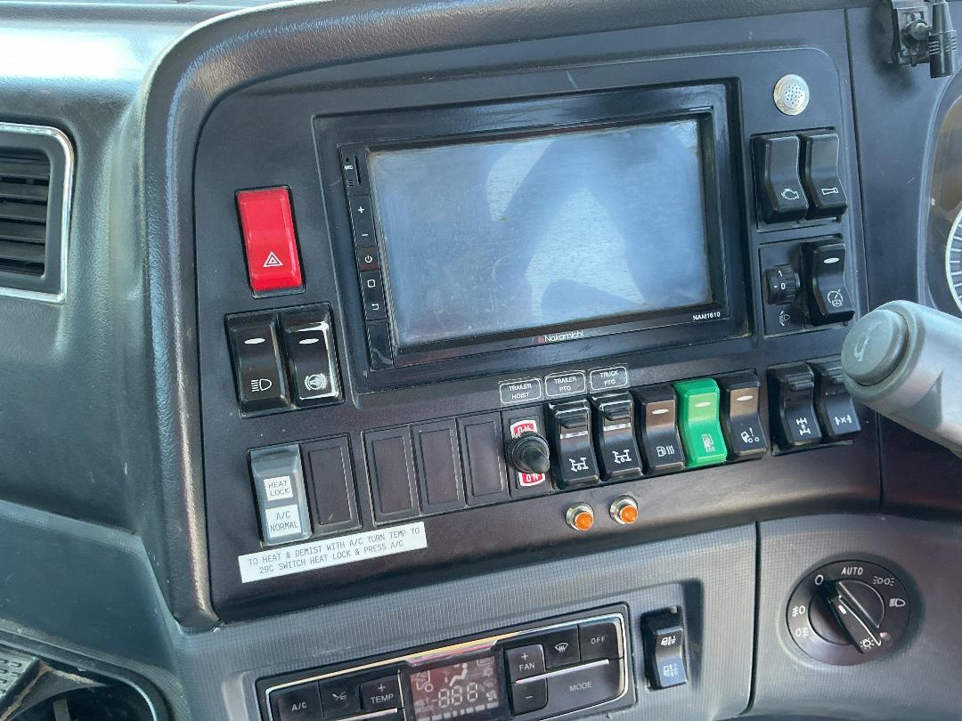 Photo '17' of Sinotruk C7 Cab Chassis