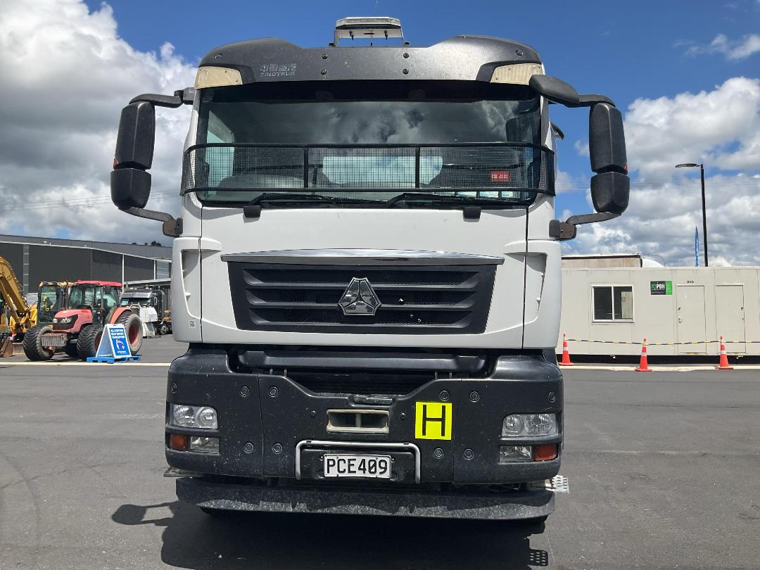 Photo '10' of Sinotruk C7 Cab Chassis