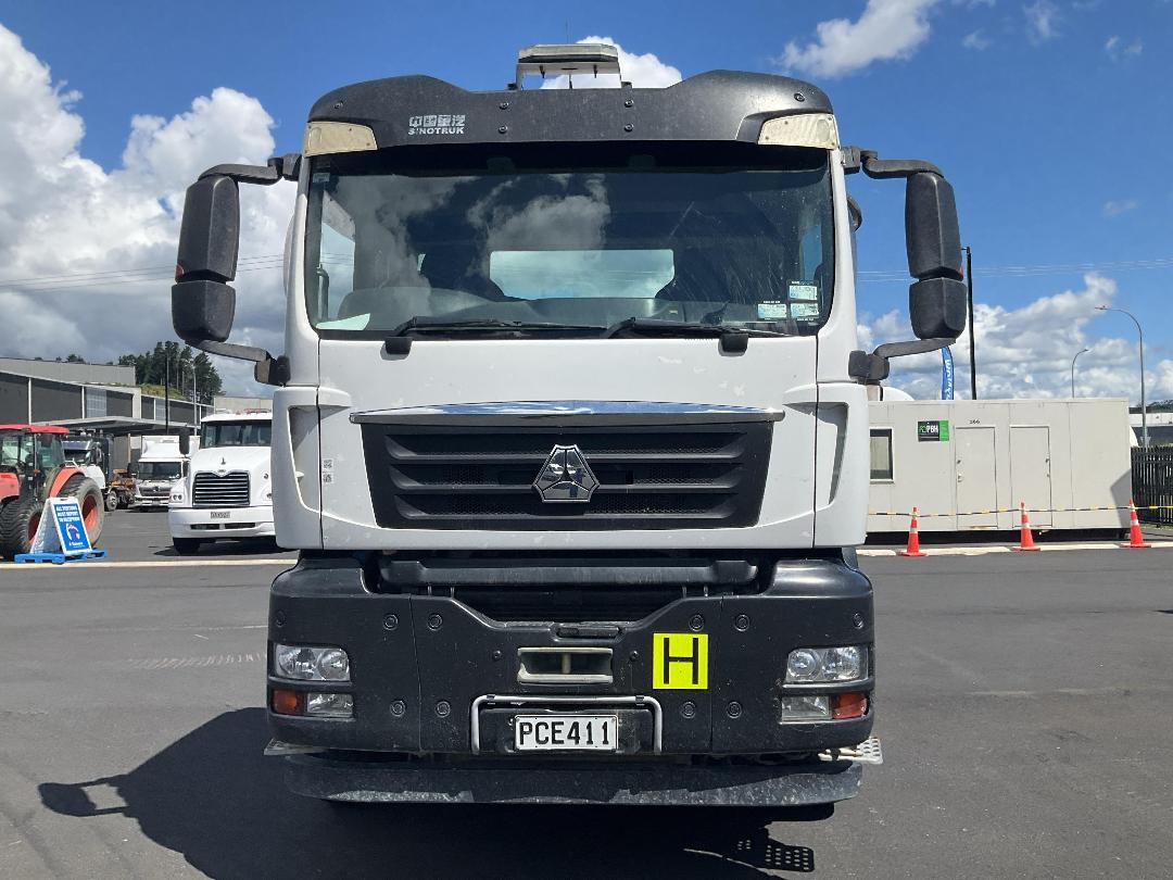 Photo '10' of Sinotruk C7 Cab Chassis