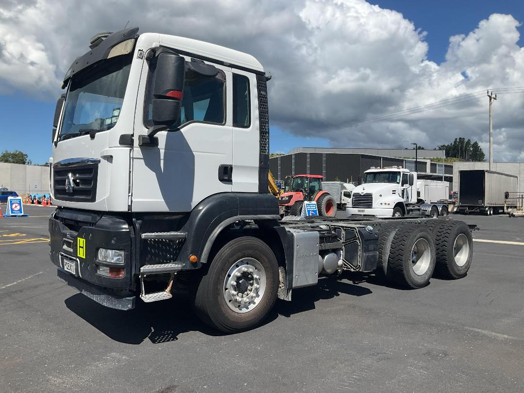 Photo '9' of Sinotruk C7 Cab Chassis