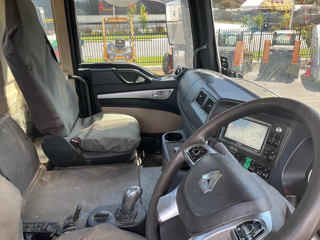 Photo '12' of Sinotruk C7 Cab Chassis