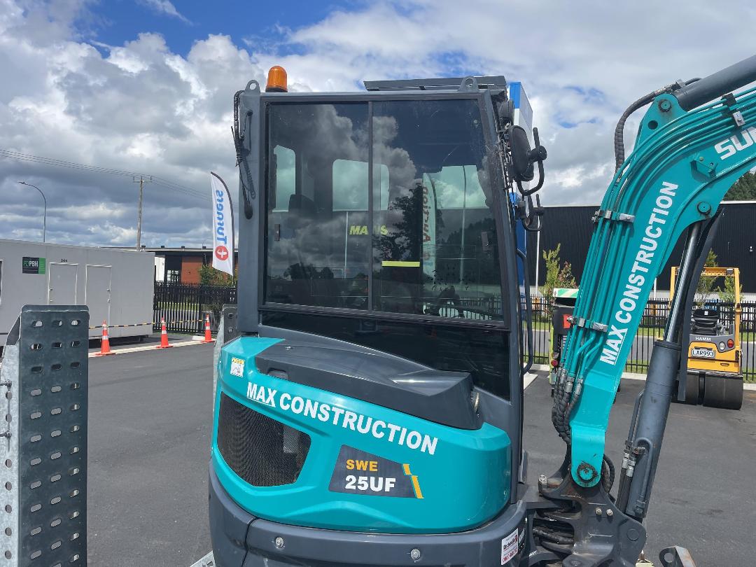 Photo '43' of Sunward SWE25UF with Trailer Excavator