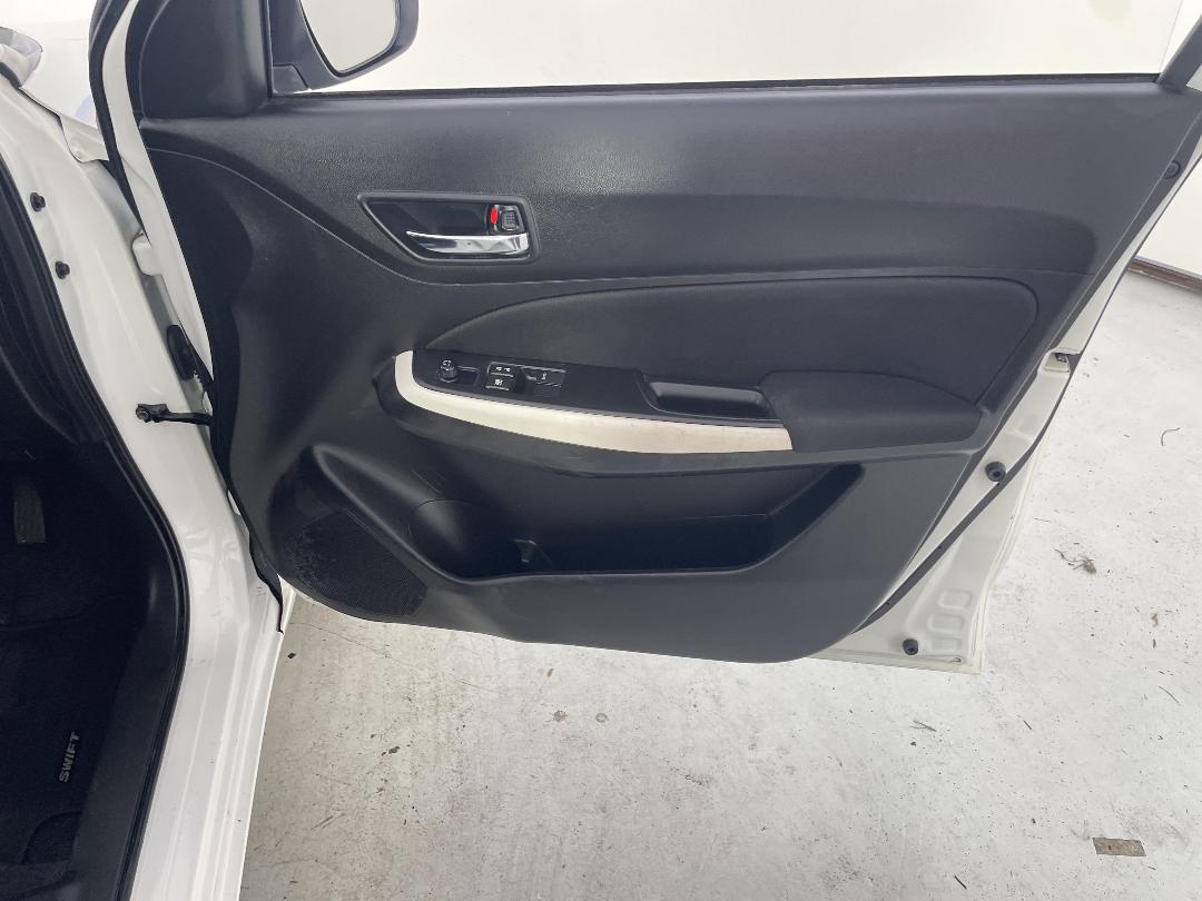 Photo '15' of Suzuki Swift