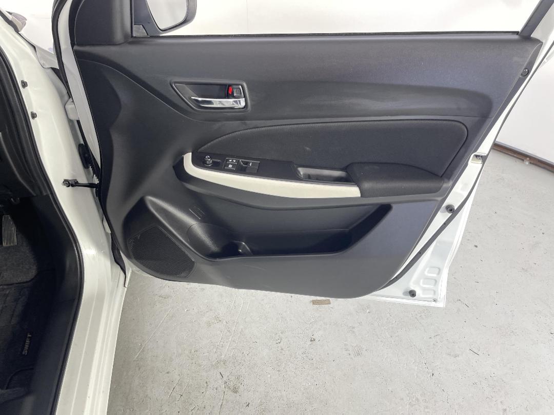 Photo '15' of Suzuki Swift