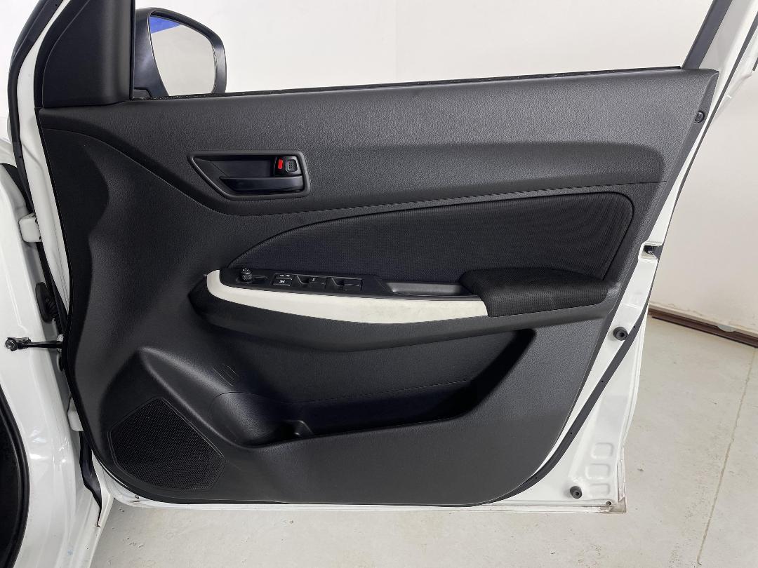 Photo '15' of Suzuki Swift