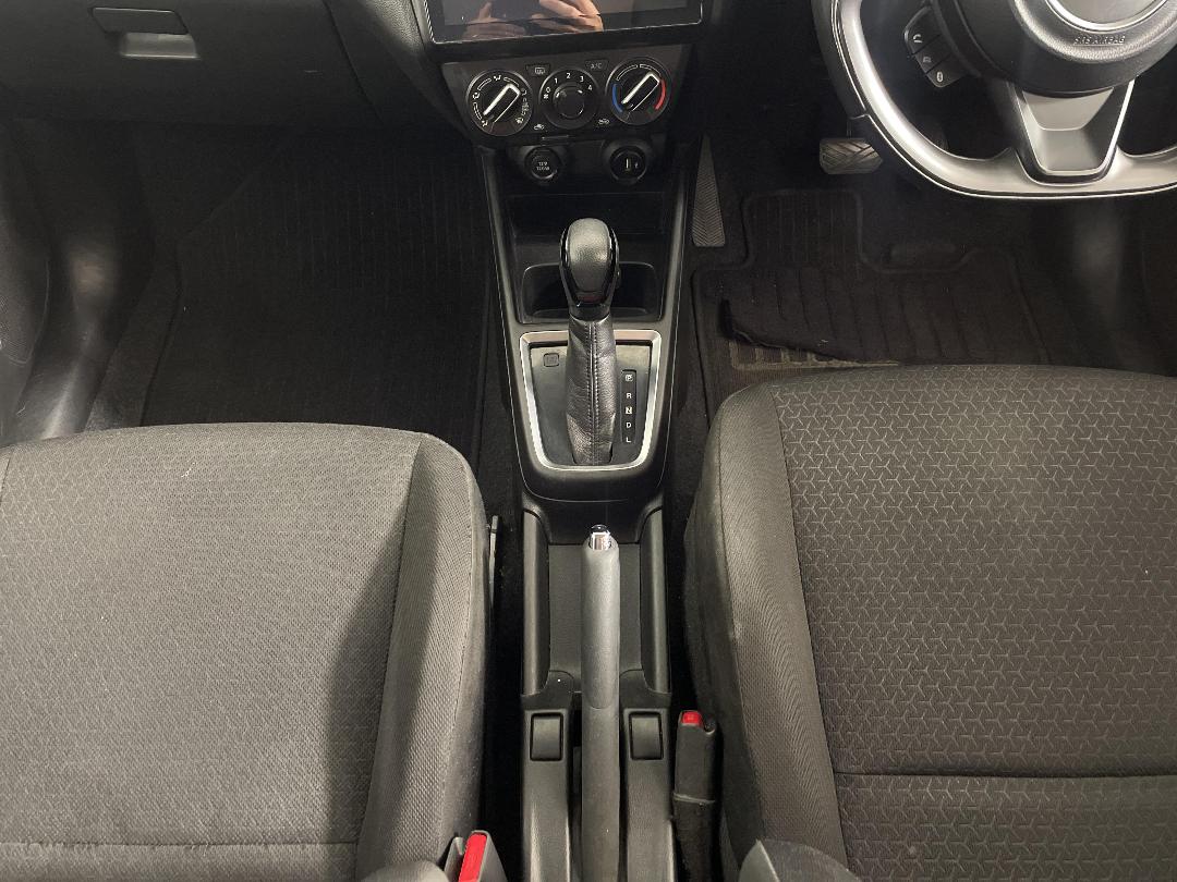 Photo '18' of Suzuki Swift