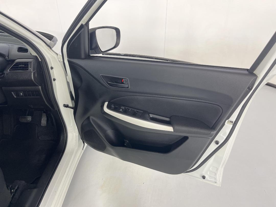 Photo '15' of Suzuki Swift