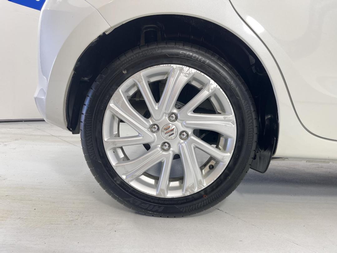 Photo '12' of Suzuki Swift