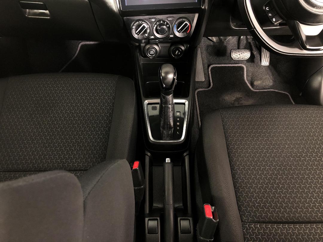 Photo '18' of Suzuki Swift