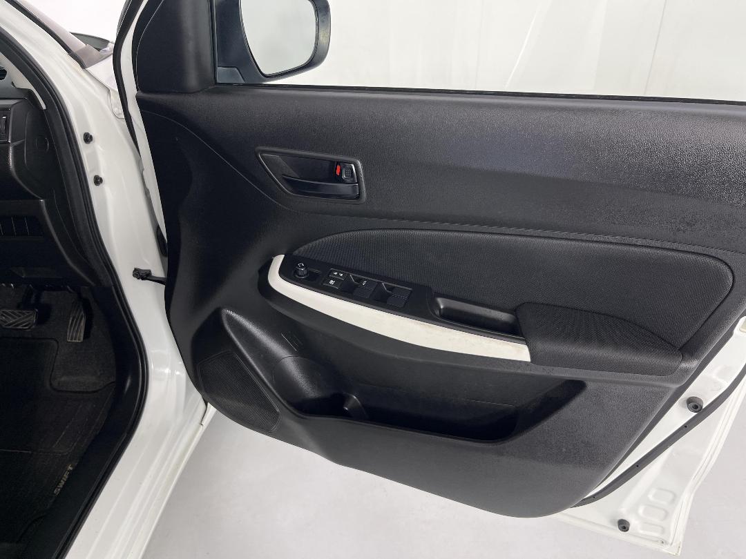 Photo '15' of Suzuki Swift