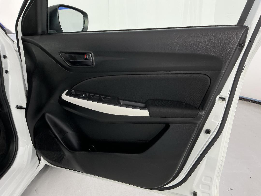 Photo '15' of Suzuki Swift