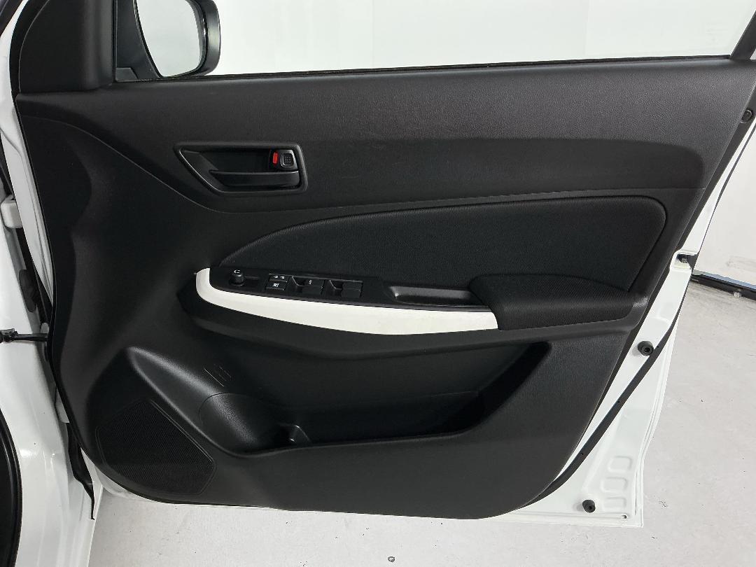 Photo '15' of Suzuki Swift