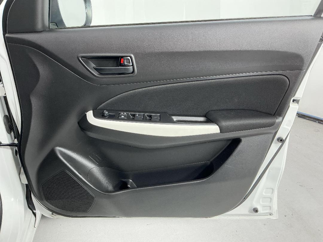 Photo '15' of Suzuki Swift