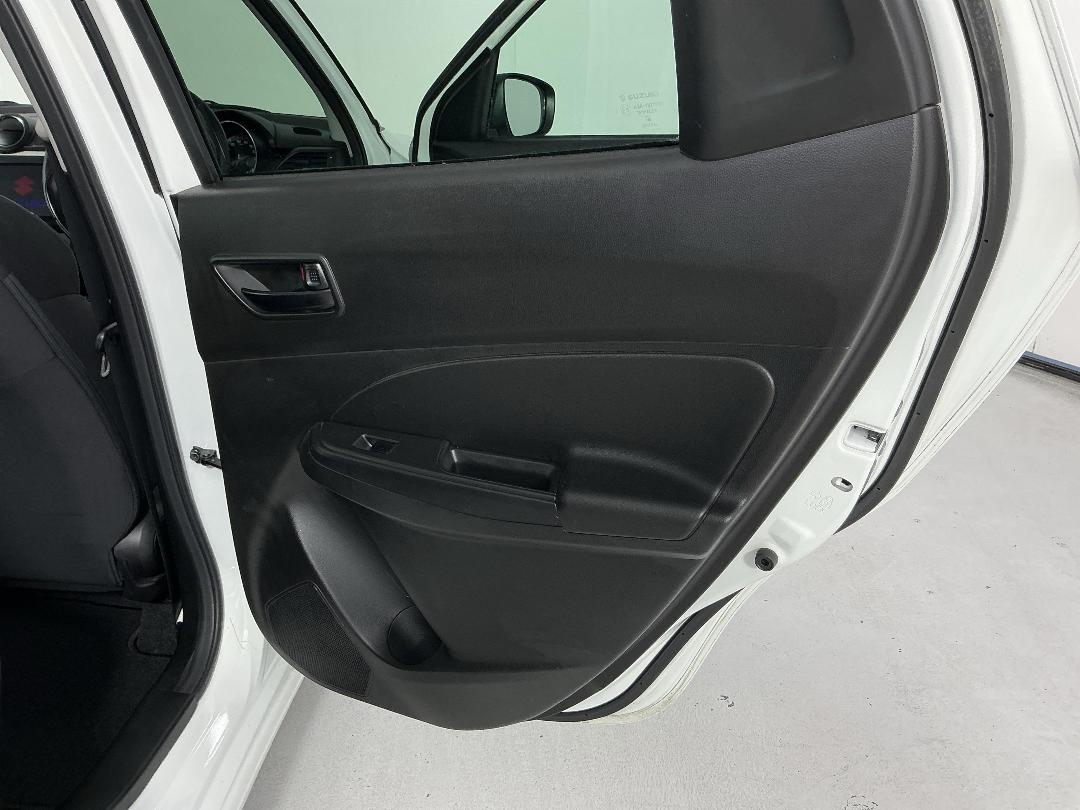 Photo '19' of Suzuki Swift