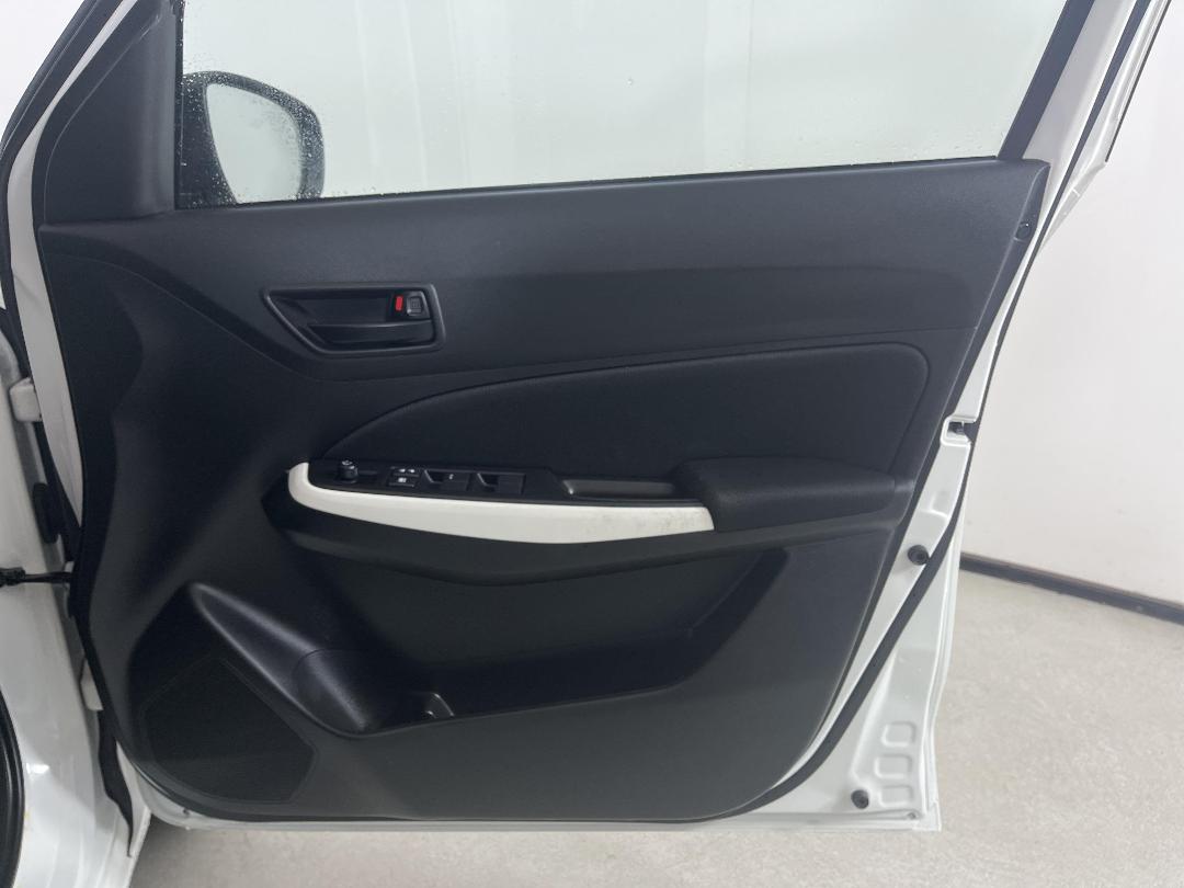 Photo '15' of Suzuki Swift