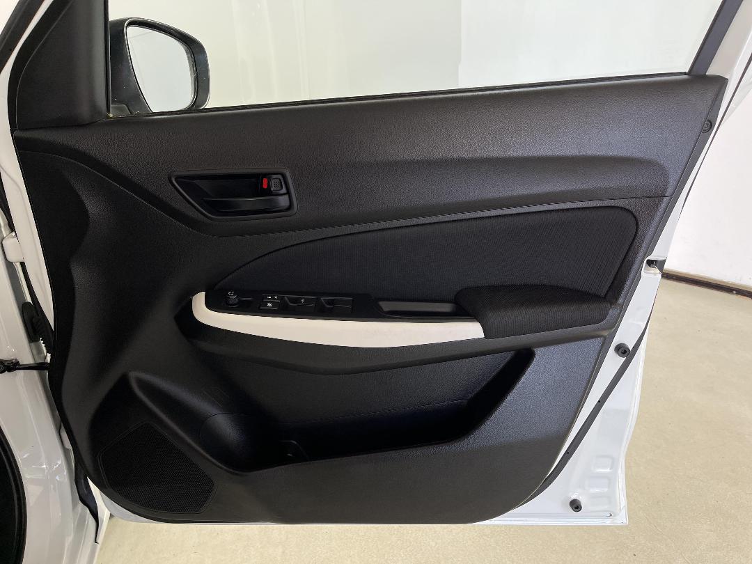 Photo '15' of Suzuki Swift