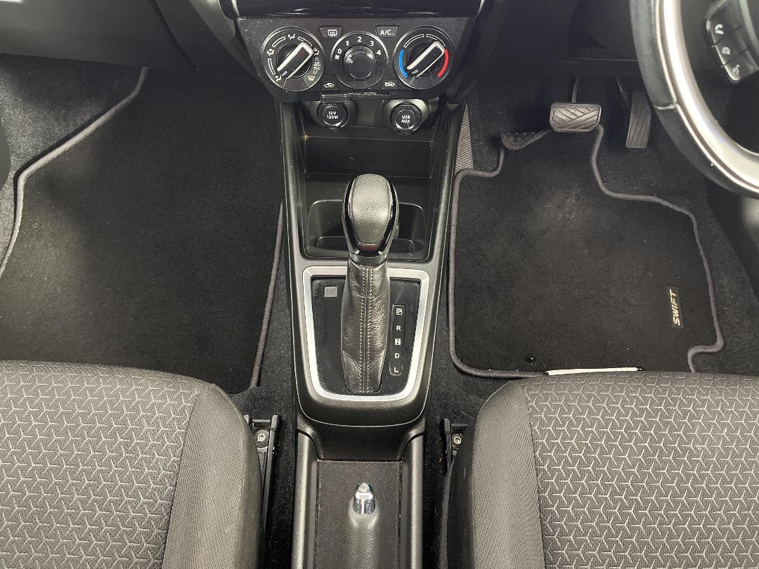 Photo '18' of Suzuki Swift