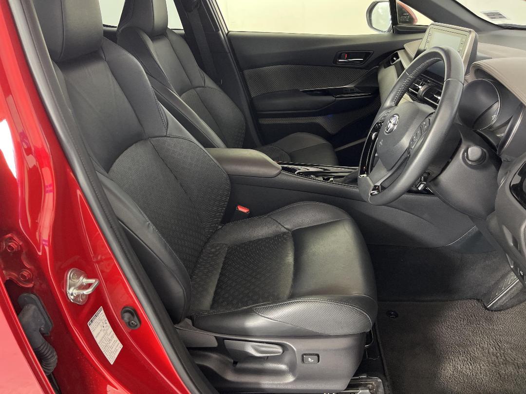 Photo '16' of Toyota C-HR