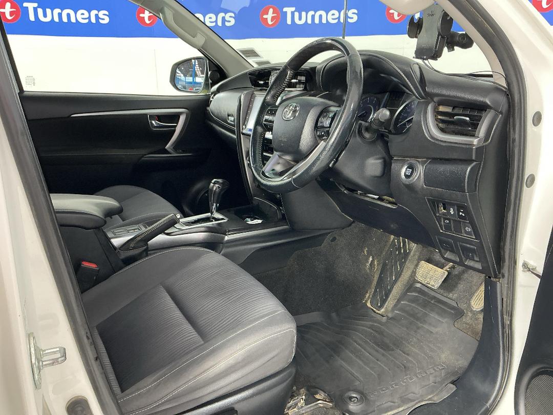 Photo '16' of Toyota Fortuner