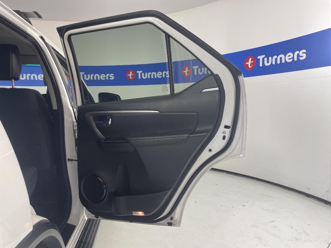 Photo '19' of Toyota Fortuner Photo '19' of Toyota Fortuner