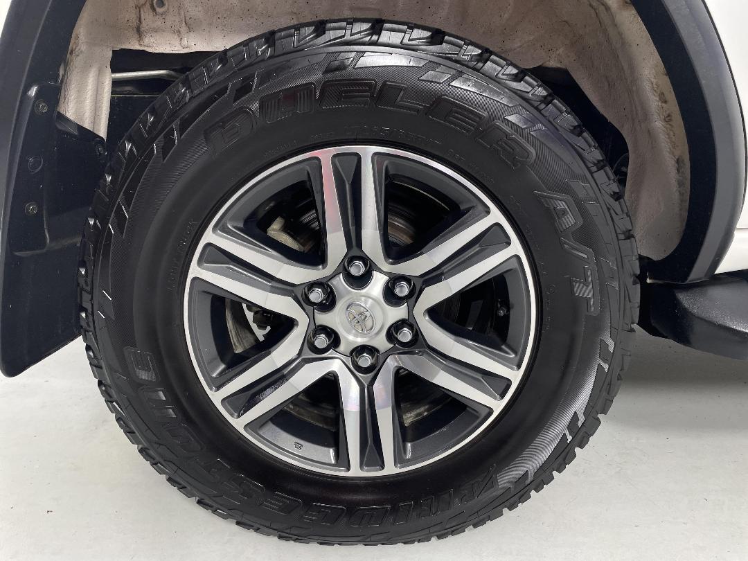 Photo '12' of Toyota Fortuner