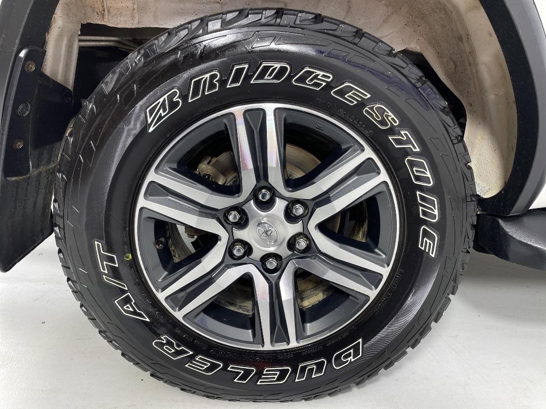 Photo '12' of Toyota Fortuner