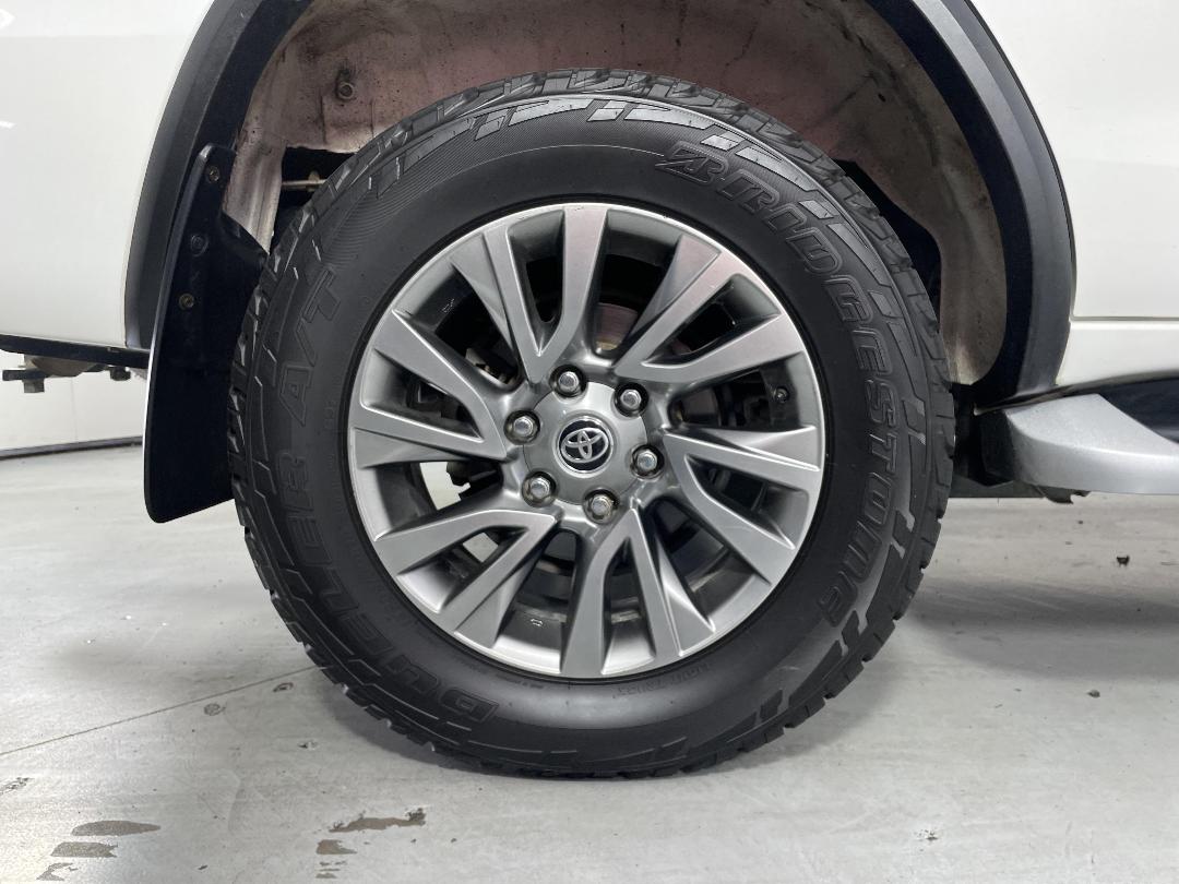 Photo '12' of Toyota Fortuner