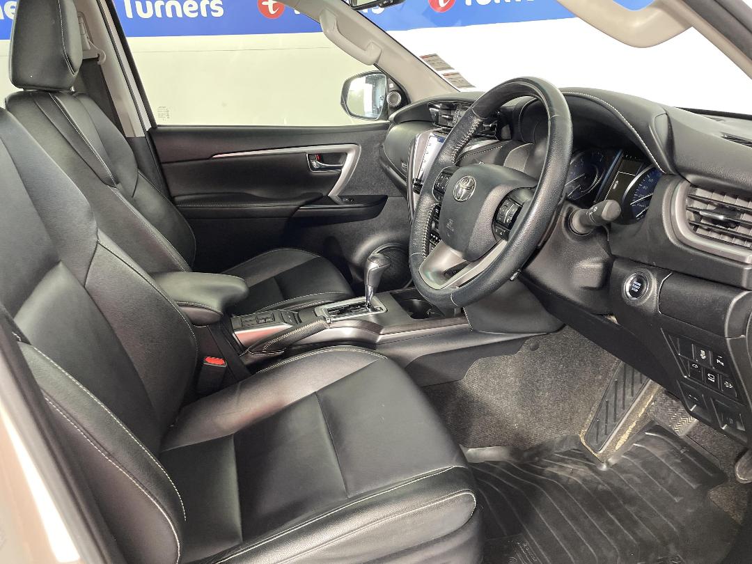 Photo '16' of Toyota Fortuner