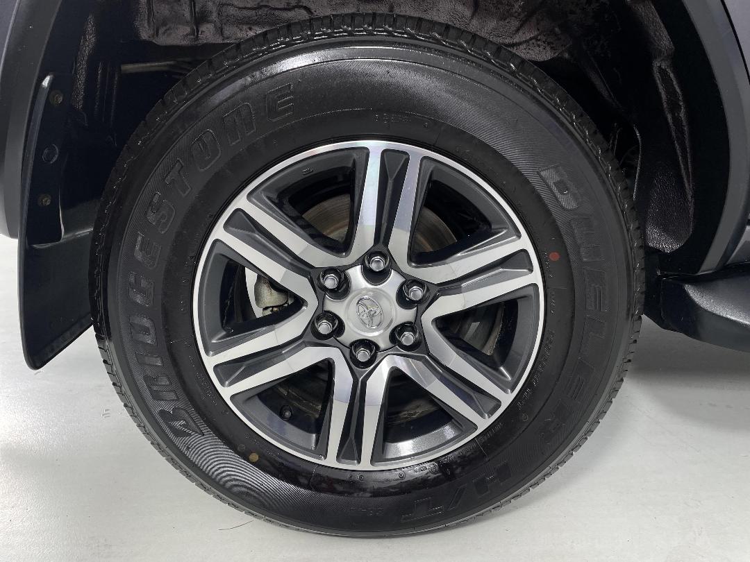 Photo '12' of Toyota Fortuner