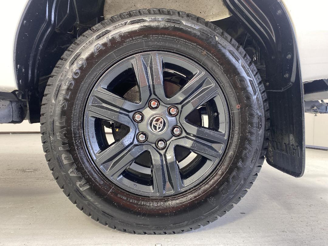 Photo '11' of Toyota Hilux