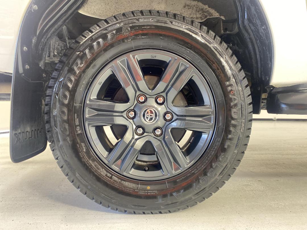 Photo '12' of Toyota Hilux