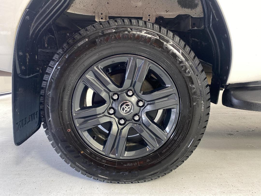 Photo '12' of Toyota Hilux