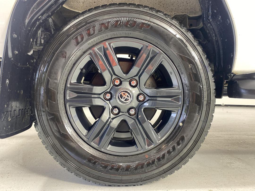 Photo '12' of Toyota Hilux