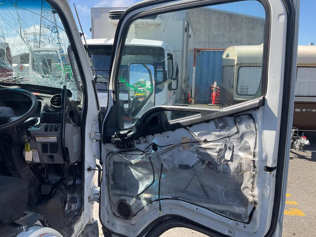 Photo '18' of Fuso Canter 616-City-TIP FEA61BR3Sfac(T) Flat Deck Photo '18' of Fuso Canter 616-City-TIP FEA61BR3Sfac(T) Flat Deck