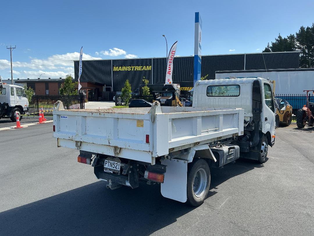 Photo '4' of Hino 300 XZU710R Tipper