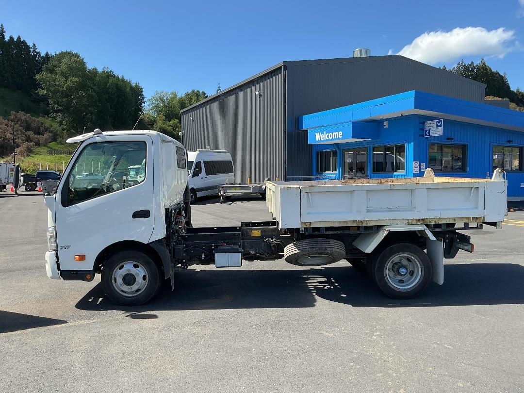 Photo '7' of Hino 300 XZU710R Tipper