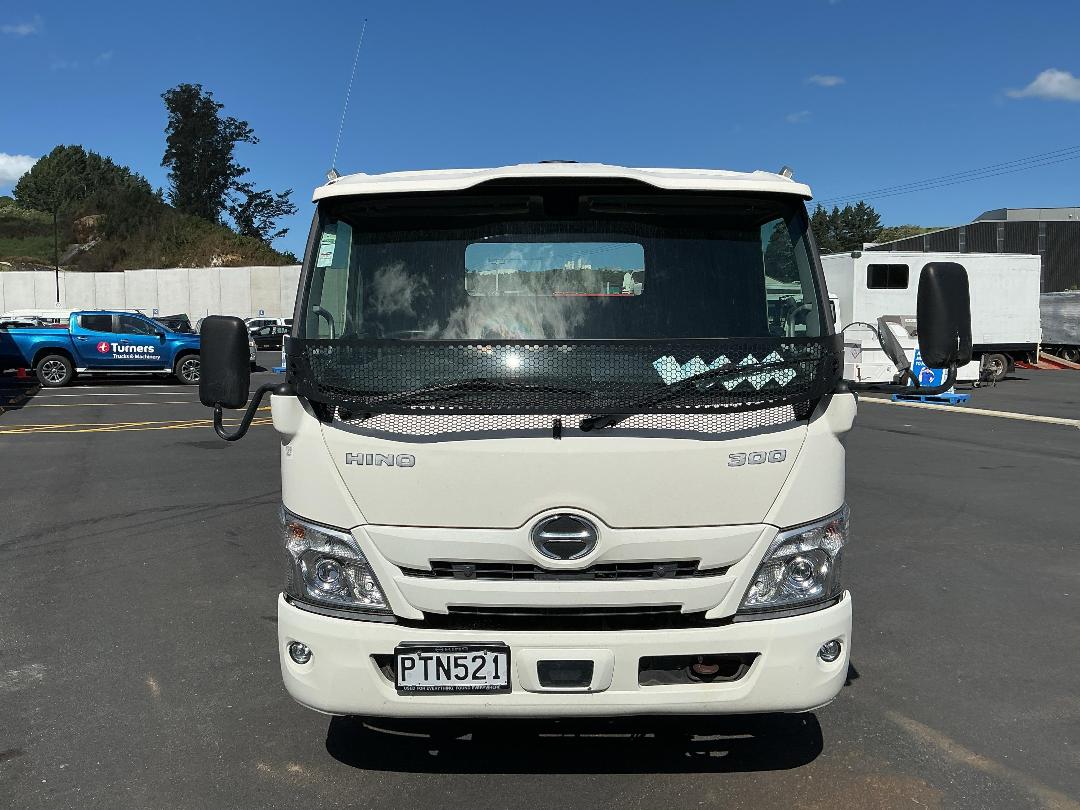 Photo '10' of Hino 300 XZU710R Tipper