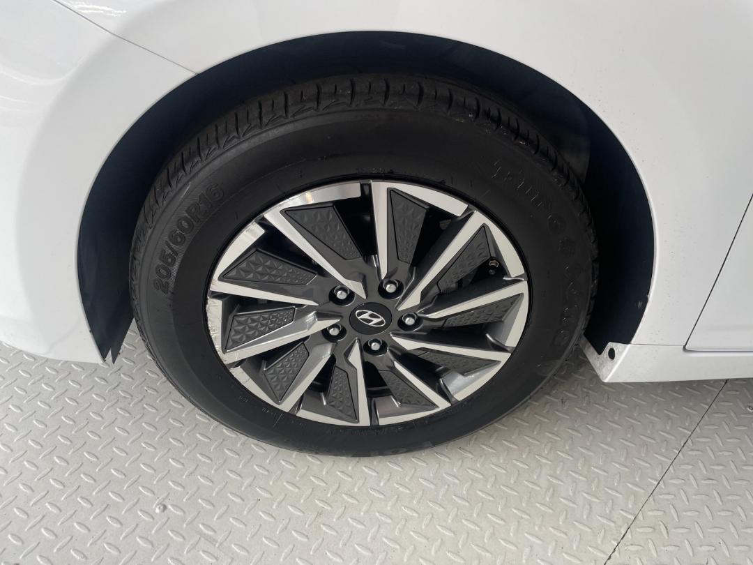 Photo '10' of Hyundai Ioniq Photo '10' of Hyundai Ioniq