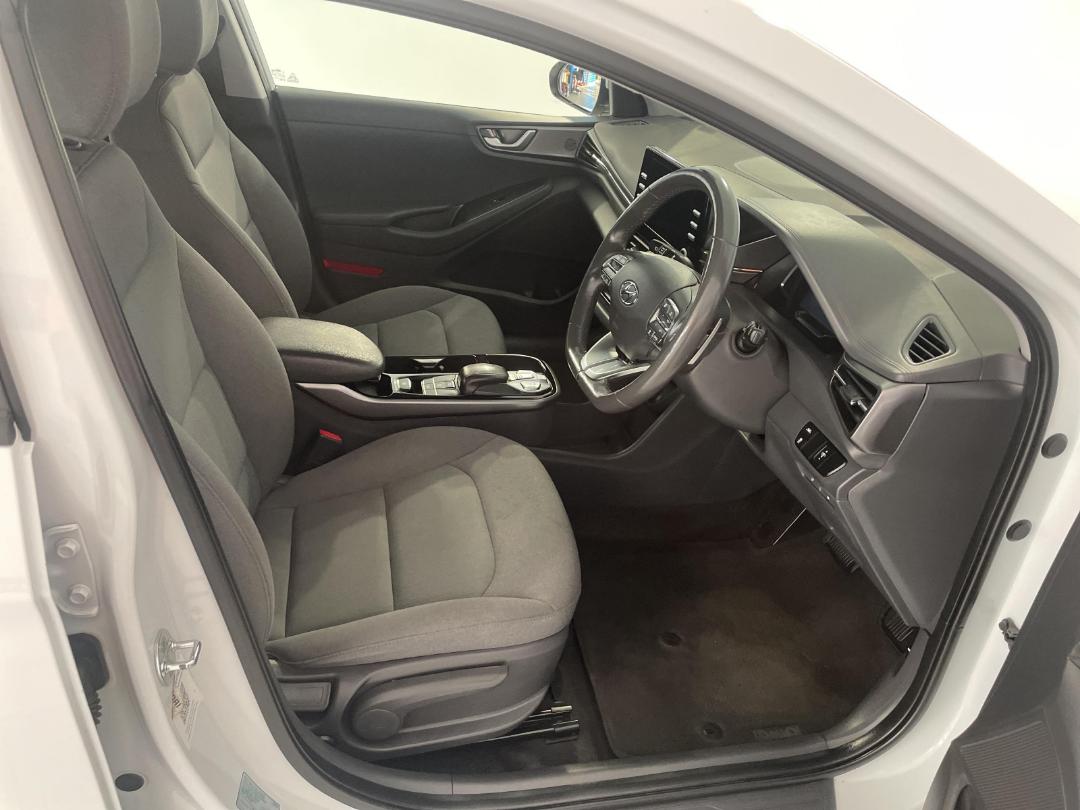 Photo '16' of Hyundai Ioniq Photo '16' of Hyundai Ioniq