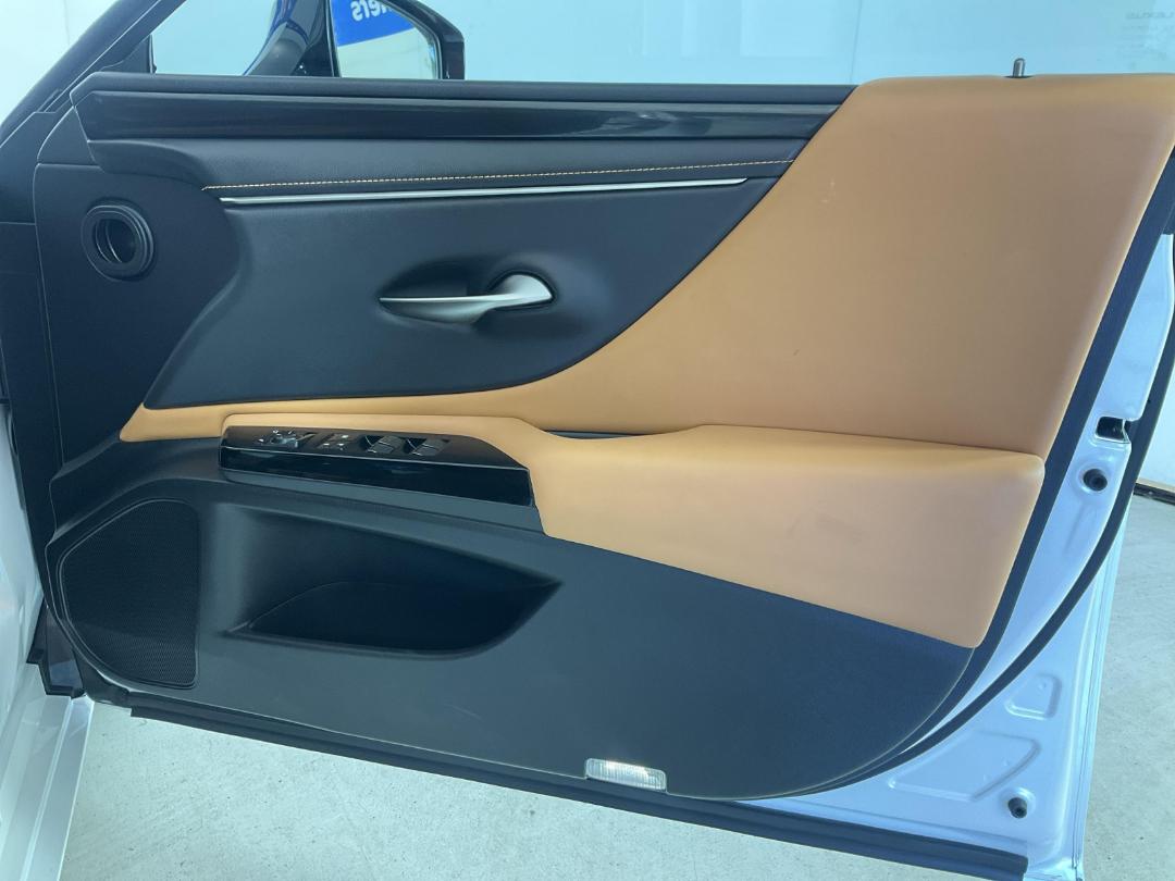 Photo '15' of Lexus ES300H Photo '15' of Lexus ES300H