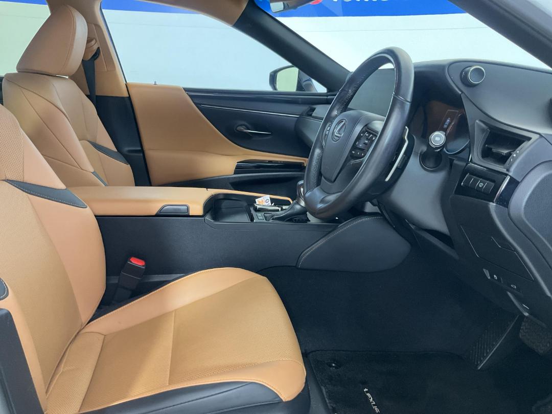 Photo '16' of Lexus ES300H Photo '16' of Lexus ES300H