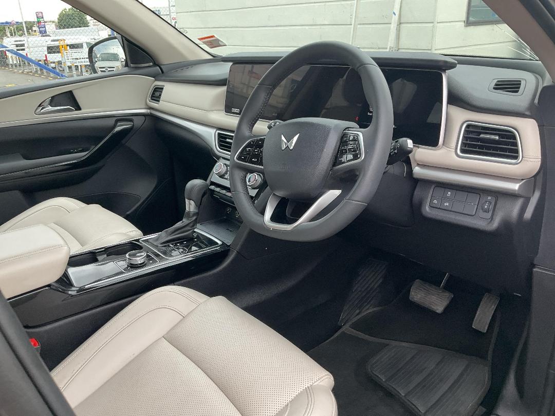 Photo '27' of Mahindra XUV 700 AX7L