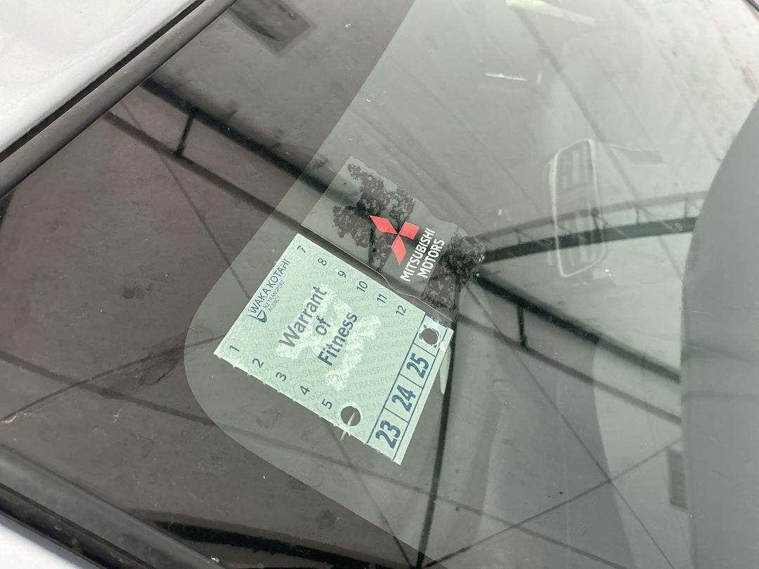 Photo '20' of Mitsubishi Mirage XLS