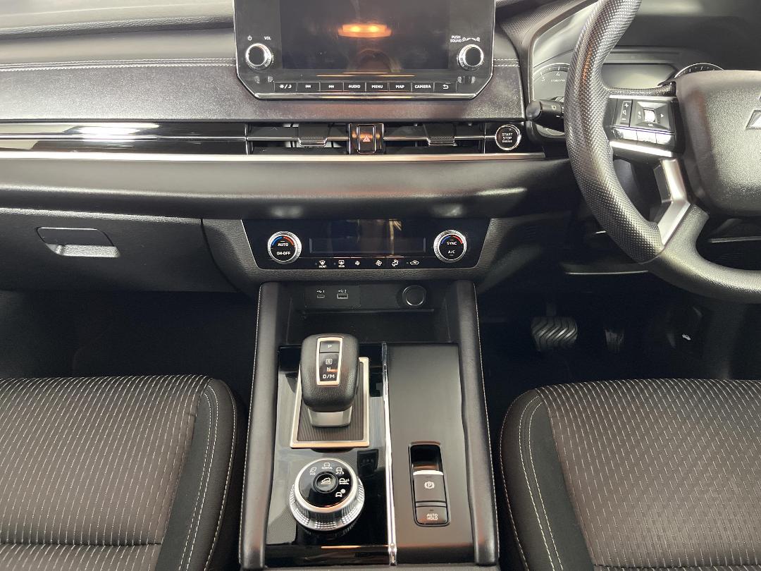 Photo '18' of Mitsubishi Outlander