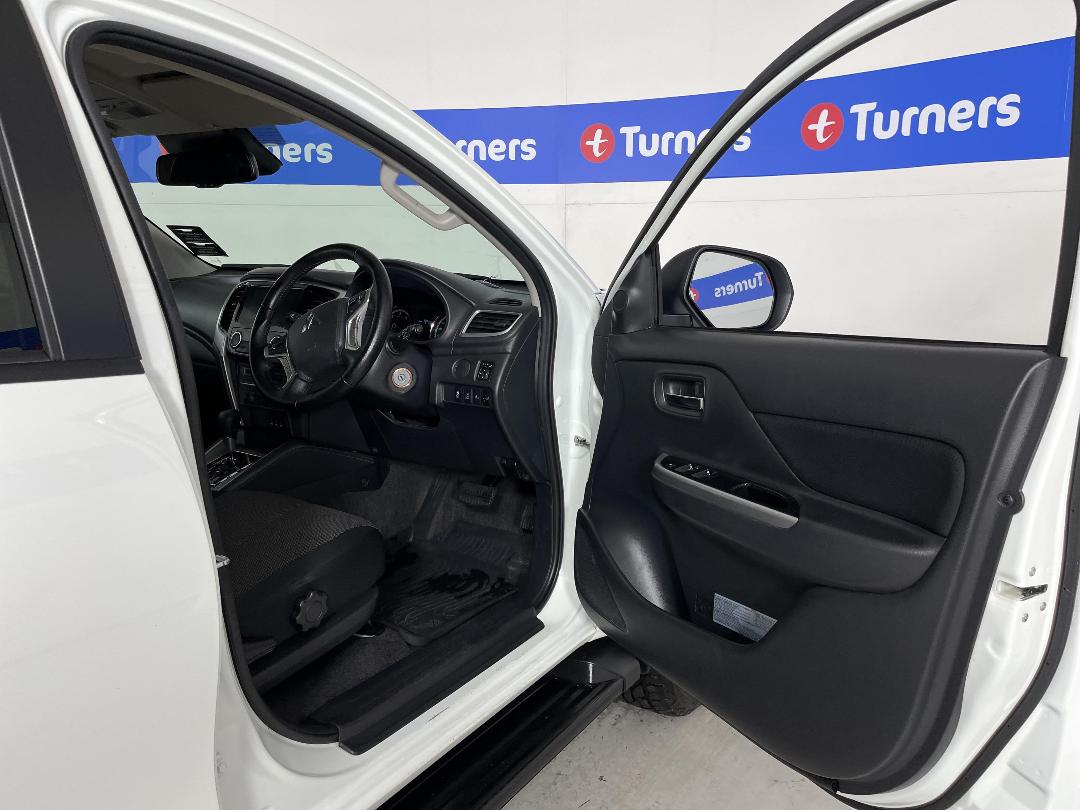 Photo '15' of Mitsubishi Triton