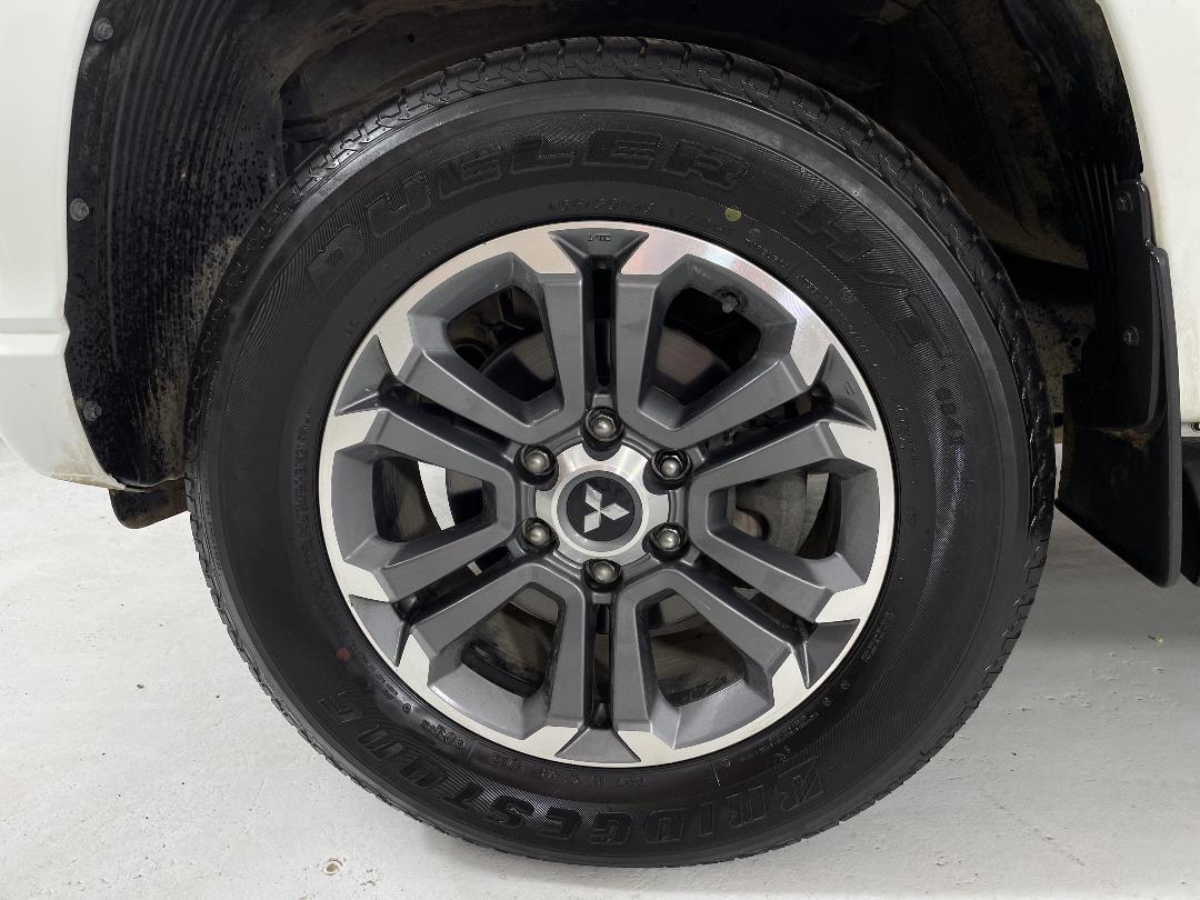 Photo '10' of Mitsubishi Triton