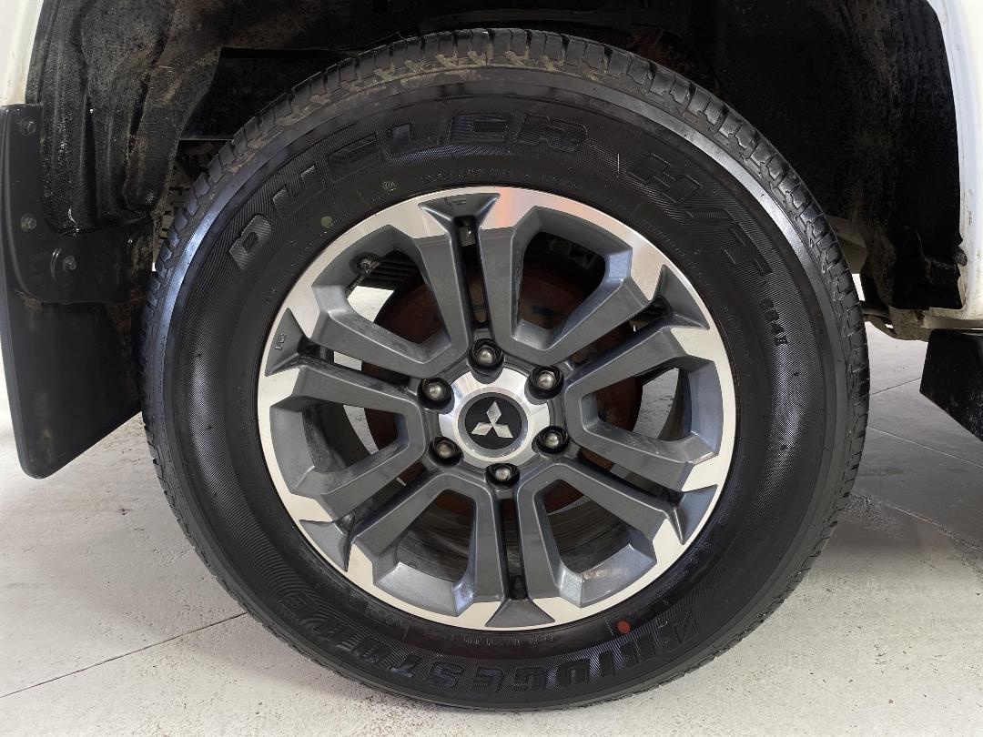 Photo '12' of Mitsubishi Triton