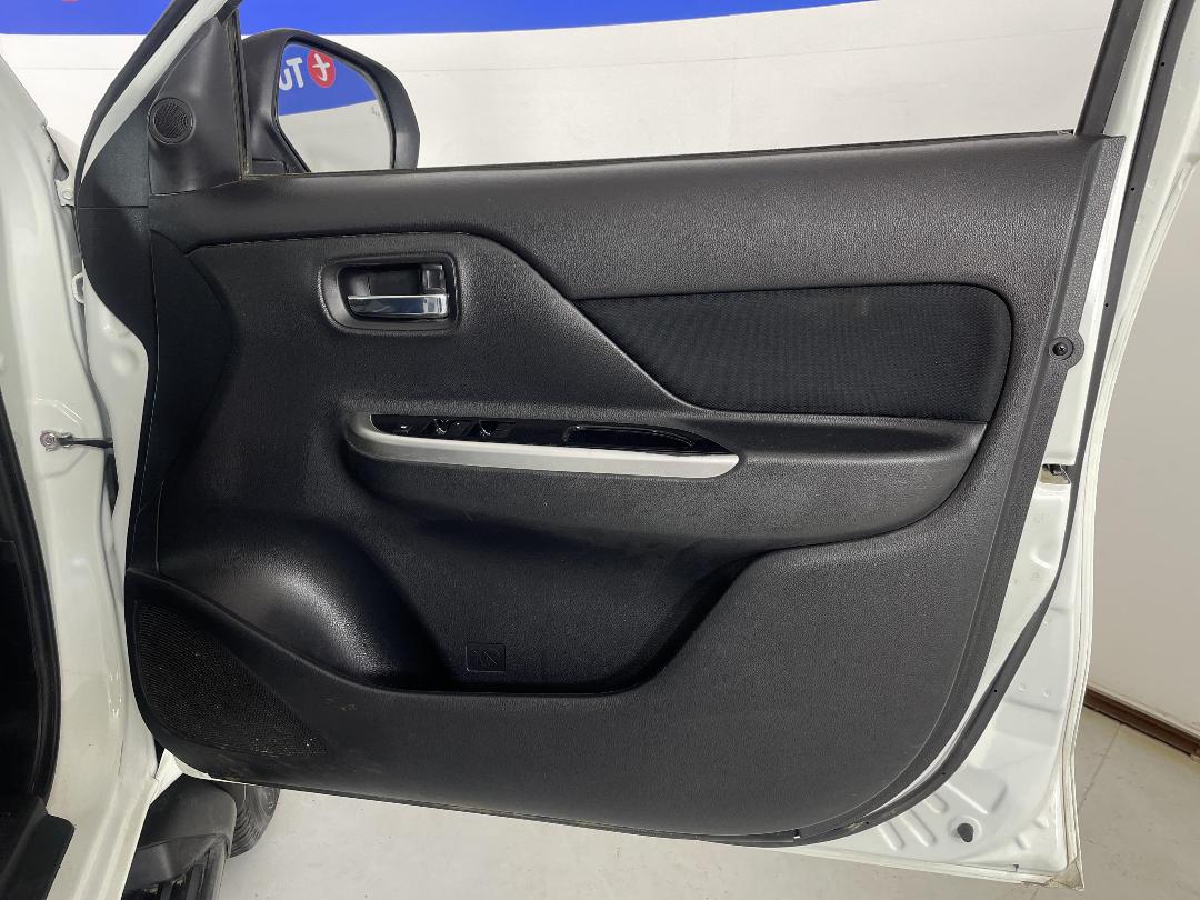 Photo '15' of Mitsubishi Triton