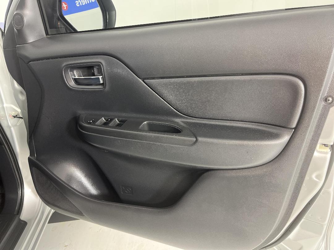 Photo '15' of Mitsubishi Triton