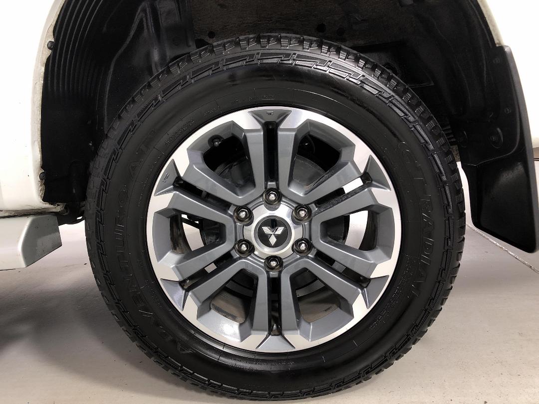 Photo '11' of Mitsubishi Triton